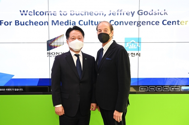 장덕천 부천시장(왼쪽)이 소니픽처스 제프리 고드식(Jeffrey Godsick) 부회장과 기념촬영을 하고 있다
