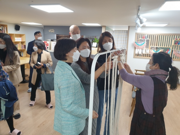 여성가족부 김경선 차관이 ‘마크라메 공연 프로그램’을 참관하고 있다