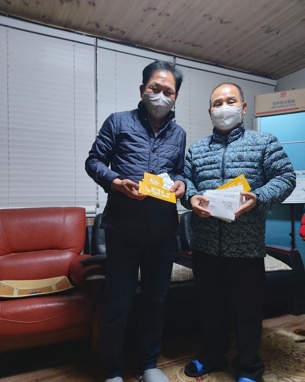 ▲ 오른쪽 첫번째 대구천사후원회 이강문 이사장과 김형석 회장이 함께하는 마음재단 지역 소외계층 복지기금 마련 찻집티켓 구매하고 있는 모습이다. 사진재공=대구천사후원회.