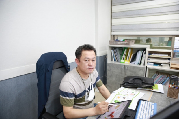 지역설화로 웹툰 콘텐츠를 제작하는 리쇼어링 프로젝트 참여기업 투니스 정원휘 대표.