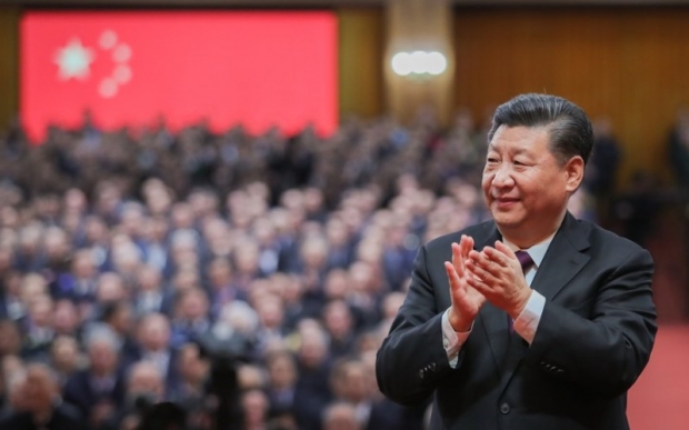 시 주석과 그의 동료들은 전시장을 둘러본 뒤, 당 깃발 앞에서 새로운 당원들에 의해 행해진 의식을 재현하며 맹세했다. “나는 평생 공산주의를 위해 싸울 것”이라고 선언을 했다. (사진 : 유튜브 일부 캡처)