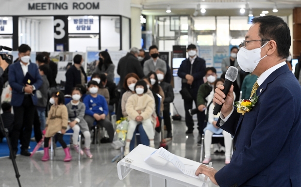 박남춘 인천광역시장이 8일 시청 중앙홀에서 열린 '제23회 2021 인천건축문화제'에서 개회사를 하고 있다.