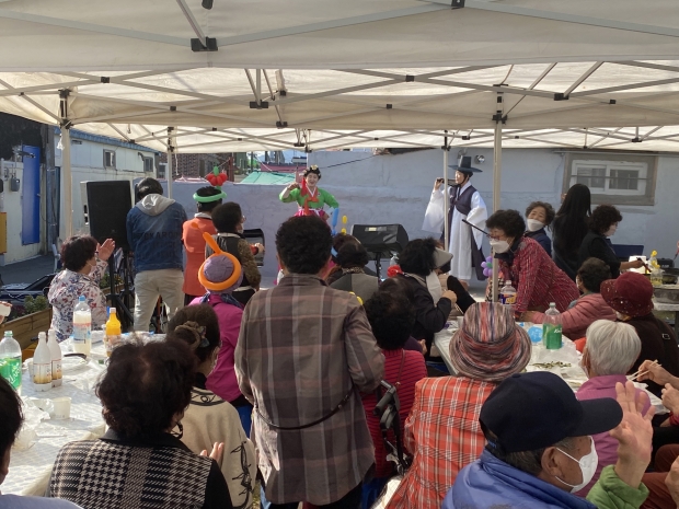 지난 6일 황오동사랑채에서 행복황촌 찌짐잔치가 열리고 있다.