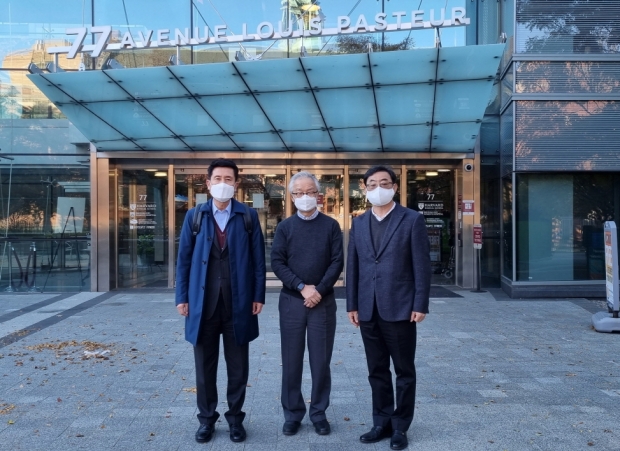왼쪽부터 이강덕 포항시장, Luke Lee 하버드의대 교수, 김무환 포스텍 총장
