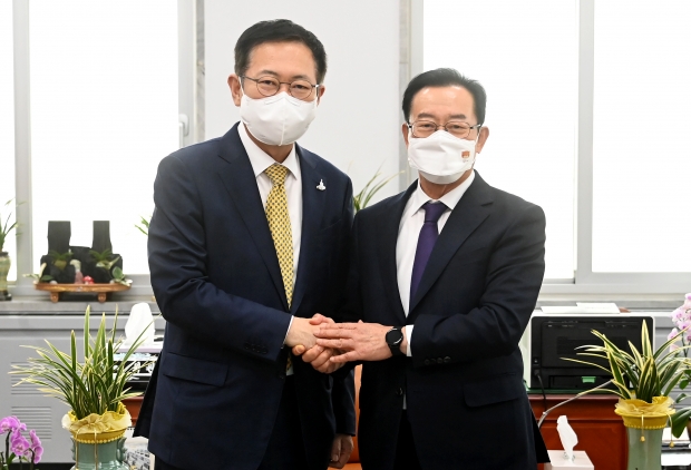 박남춘 인천광역시장이 9일 2022년 국비확보를 위해 서울 여의도 국회를 방문해 이종배 예결위원장과 면담을 마친 뒤 기념촬영을 하고 있다.