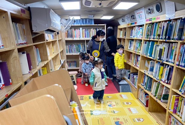 찾아가는 이동도서관 ‘꼬마책 마을 차차차’