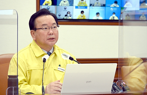 김부겸 국무총리가 10일 정부서울청사에서 열린 코로나19 중대본 회의를 주재하고 있다. 국무조정실 사진
