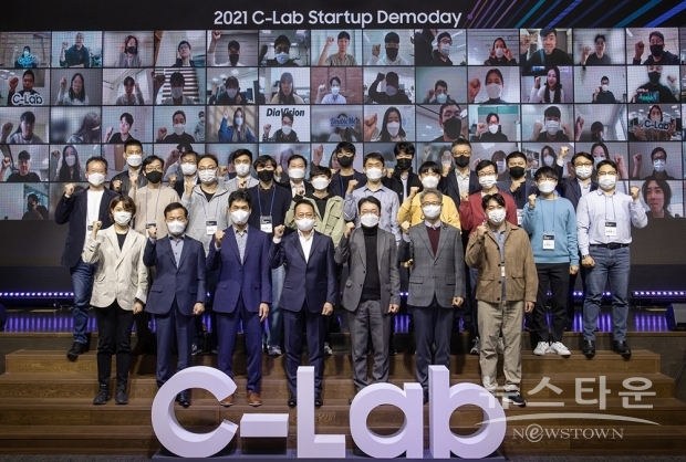 ▲ 11월 10일 서울 서초구 ‘삼성전자 서울R&D캠퍼스’에서 열린 ‘C랩 스타트업 데모데이’에 참석한 스타트업과 관계자들이 기념 촬영을 하고 있다.(첫번째줄 왼쪽 두번째부터 대구창조경제혁신센터 이재일 센터장, 삼성전자 삼성리서치 승현준 소장(사장), 삼성전자 경영지원실장 최윤호 사장, 코리아스타트업포럼 최성진 대표, 경북창조경제혁신센터 이경식 센터장)(사진 : 삼성전자)