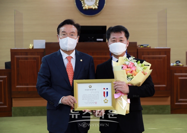 청양군의회 김기준 의원이 전국 시·군 자치구의회의장협의회가 주관하는 ‘지방의정봉사 대상’ 수상의 영예를 안았다. 사진) 우측 김기준 의원