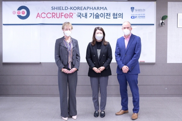 사진자료: (왼쪽부터)쉴드 재키미셸 부사장, 한국파마 박은희 대표이사, 쉴드 데이비드차일드 부사장