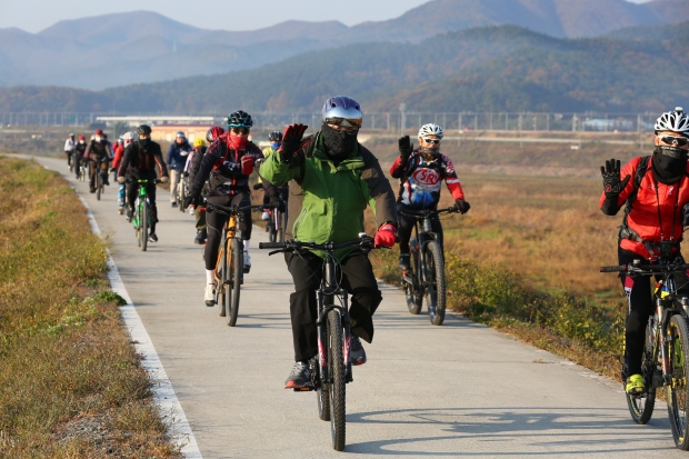 주낙영 경주시장이 지난 14일 참가자들과 함께 직접 자전거를 타고 ‘형산강 자전거도로’ 조성 현장을 점검하고 있다