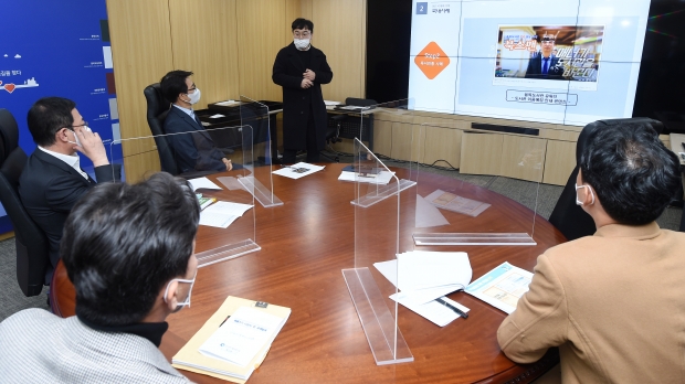 지난 17일 접견실에서 열린 정책연구모임 혜윰 제3기 시상식 및 성과발표에서 수상자들이 성과발표를 하고 있다