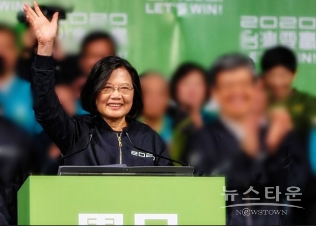 차이잉원 대만 총통 / 민주주의 국가들이 권위주의 국가들과 교류하고, 무역할 필요성과 그들의 사회를 정의하는 가치와 민주주의 이상을 방어할 필요성 사이에서 올바른 균형을 찾으려 함에 따라, 그것은 점점 해결책의 일부로 간주되어야 한다.