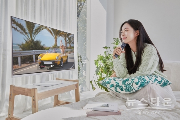 ▲ 삼성전자 모델이 서울에 위치한 한 스튜디오에서 스마트 모니터 M7 화이트 에디션 제품을 소개하고 있다./사진 : 삼성전자
