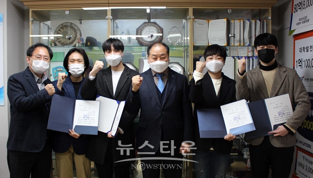 한국폴리텍대학 아산캠퍼스 메카트로닉스과 2학년에 재학 중인 문경환, 안종환, 유미르, 이상범, 장웅순, 한석현 학생이 2021년 종합학술발표대회 ‘창의융합 인재양성을 위한 교육장비 개발 및 아이디어 경진대회’에서 특별상을 수상했다.