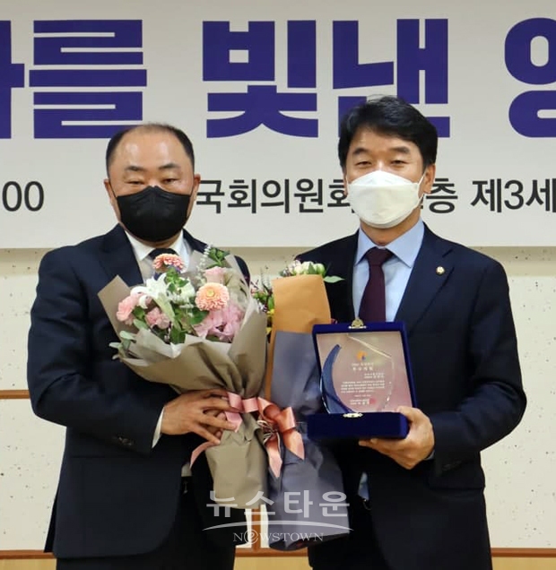 2021년 국정감사 우수의원으로 선정된 문진석 국회의원(사진/좌측)