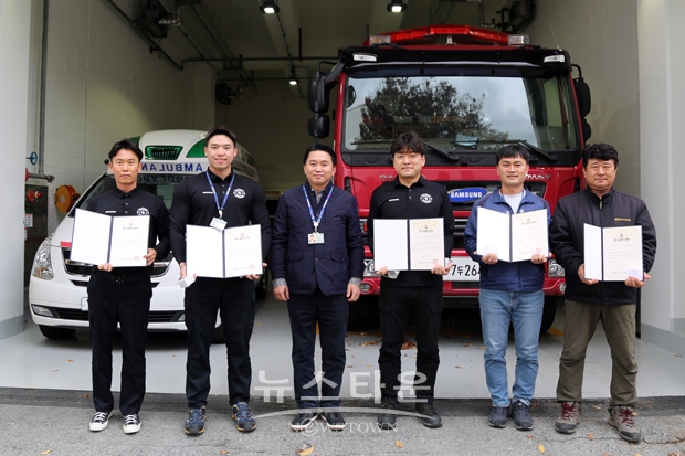충남소방본부가 심정지로 쓰러진 동료를 심폐소생술 등을 통해 되살린 삼성전자 직원 5명을 하트세이버로 선정했다. 사진) 좌측부터 김종수, 김주호, 한재호 그룹장, 박상원, 차진호, 황정기 씨