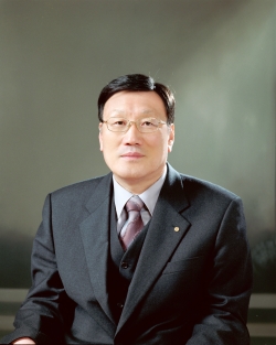 (전)부산교총회장, 대통령자문교육혁신위원. (현)학교바로세우기 전국연합회장