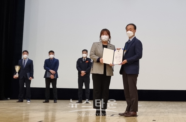 충남소방본부가 ‘2021년 전국 화재조사 학술대회’에서 행정안전부장관상을 수상했다. 계룡소방서 정경락 소방위와 조진영 소방장이 팀을 이뤄 도 대표로 참가했다.