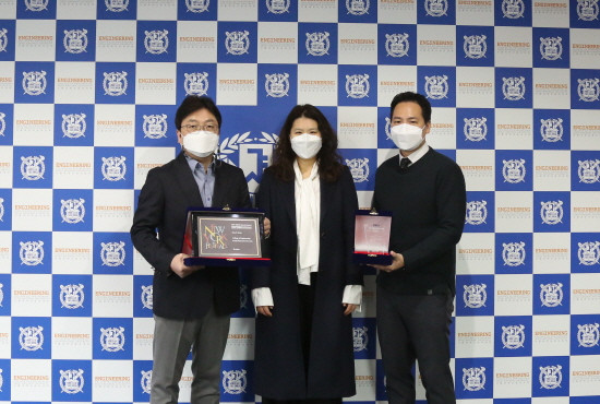 왼쪽부터 김진영 서울공대웹진 편집장, 정은혜 대외부학장, 한동신 서울공대웹진 디렉터가 수상식에서 기념촬영을 하고 있다.