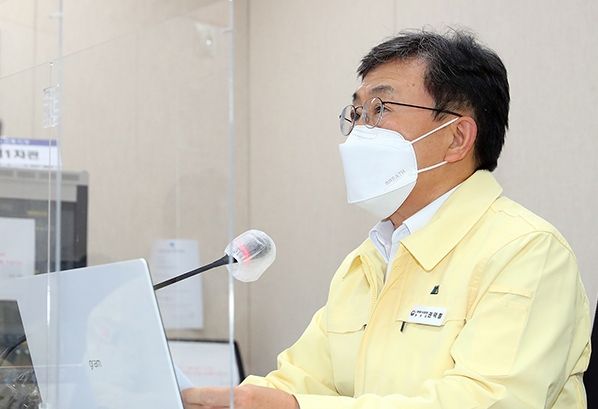 권덕철 중앙재난안전대책본부 제1차장(보건복지부 장관)이 중앙재난안전대책본부 회의를 주재하며 발언하고 있다. 보건복지부 사진