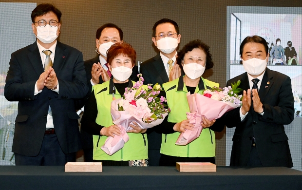 박남춘 인천광역시장이 지난 29일 남동구 샤펠드미앙에서 열린 '2021 자원봉사자의 날 기념 한마음&감사데이'에서 2만 시간 자원봉사자 핸드프린팅을 축하하고 있다.