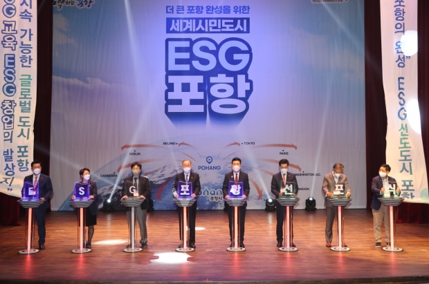왼쪽부터 박진우 포항청년회의소 회장, 박해자 포항시 지속발전가능합의회 공동대표, 장순흥 한동대 총장, 반기문 UN 전 사무총장, 이강덕 포항시장, 정해종 포항시의회 의장, 문충도 포항상공회의소 회장, 김호민 스파크랩 대표