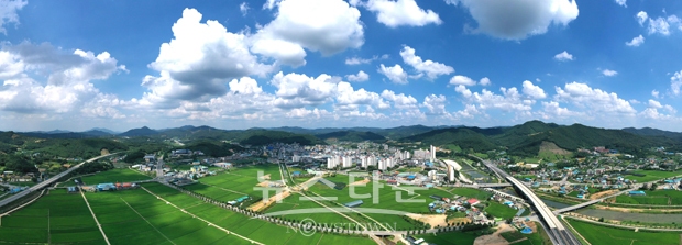 ‘2021 청양군 관광 사진 전국공모전’ 대상을 차지한 심기상씨의 ‘청양시내 전경’