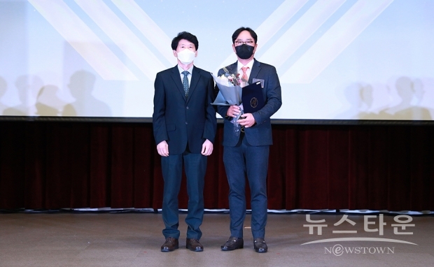 2021년 서울사회공헌대상에서 한화건설의 포레나 도서관 조성사업이 우수프로그램으로 선정되어 서울시장상을 수상했다. (좌측 정수용 서울시 복지정책실장, 우측 김석원 한화건설 지원팀장)/사진 : 한화건설