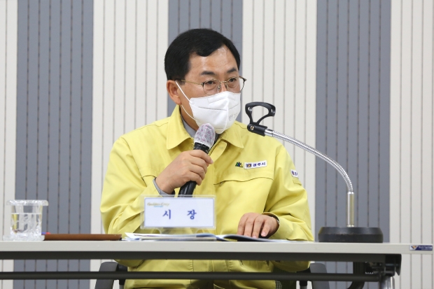 주낙영 경주시장이 1일 시청 대회의실에서 국·소·본부장 및 읍·면·동장이 참석한 가운데 올해의 마지막 ‘읍·면·동장 회의’를 주재하고 있다.