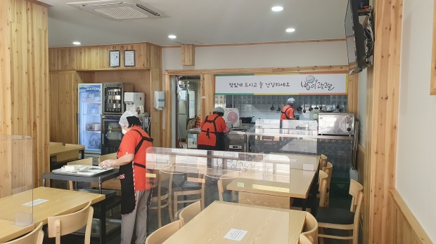급식 및 도시락 식당에서 가게일을 하는 모습