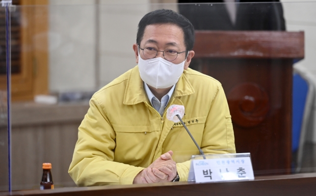 박남춘 인천광역시장이 3일 시청 영상회의실에서 열린 '2021년 보훈단체장 간담회'에서 인사말을 하고 있다.