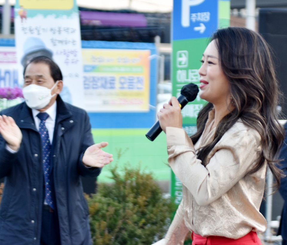 특별 출연한 트로트계의 디바 박혜신 가수가 코로나19로 지친 울주군 온양읍 여성들을 위해 무대 밑에까지 내려와 신나는 노래를 부르고 있다.