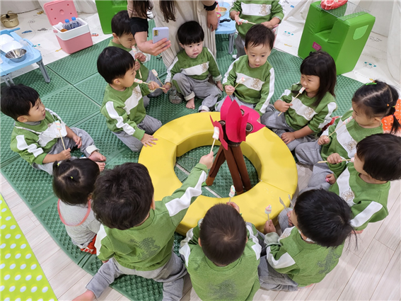 계양해링턴어린이집 원아들이 지난 1일 어린이집에서 캠핑 체험을 하고 있다.