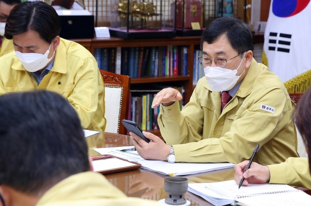 주낙영 경주시장이 시청 대외협력실에서 국·소·본부장 회의를 주재하고 있다