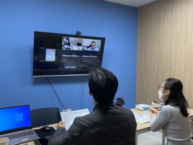 한국조선해양기자재글로벌지원센터 1층 화상 상담장에서 한 참가 기업이 바이어와 화상 회의를 하고 있다.