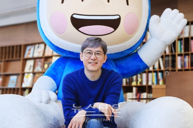 “네이버웹툰, 글로벌 시장에서 K-웹툰의 선도적 입지를 구축하다!”