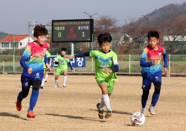 ‘2021 화랑대기 전국 유소년축구대회’가 지난 5일 열린 경기를 끝으로 4주간 열전을 성공적으로 마무리했다. 사진은 이번 대회 모습.