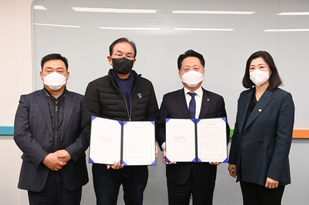 협약서를 들고 기념촬영을 하고 있다(왼쪽부터 심성택 관리사무소장, 여상열 메가플러스 상가관리단 회장, 장덕천 부천시장, 박찬희 부천시의원)