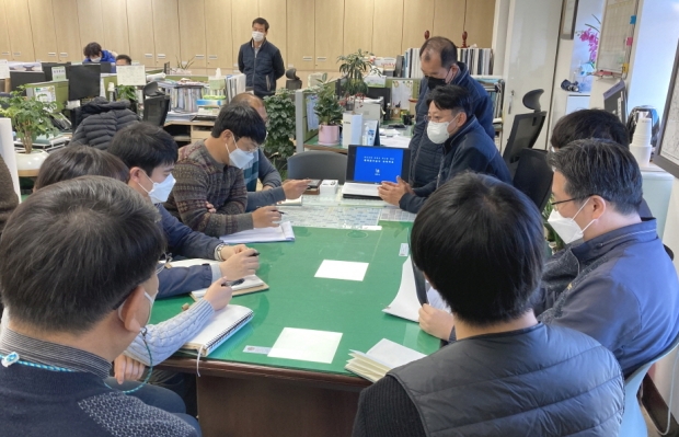 경주시가 공사감독들을 대상으로 계약원가심사 직무 교육을 실시하고 있다