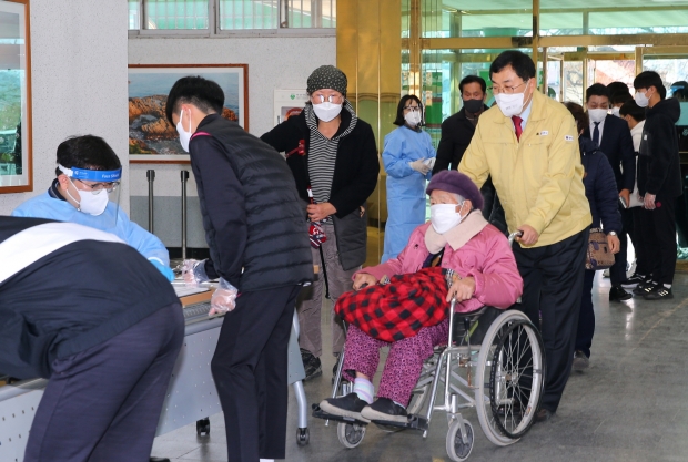주낙영 경주시장 시민운동장 선별진료소에서 시민들을 안내하고 있다