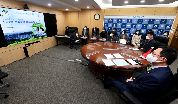 박남춘 인천광역시장이 21일 시청 접견실에서 열린 '2021년 하반기 적극행정 우수공무원 표창 수여식'에서 수상자들의 성과발표를 보고 있다.