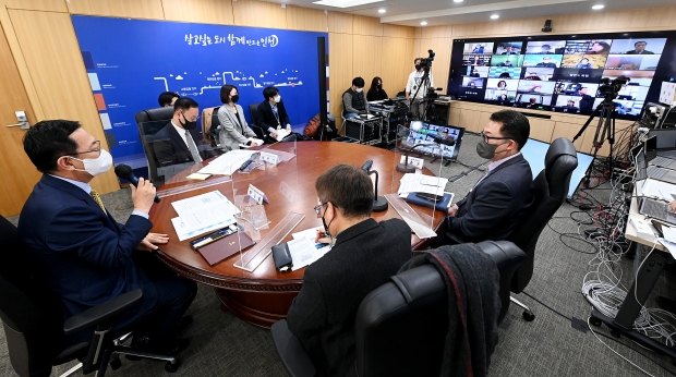 박남춘 인천광역시장이 21일 시청 접견실에서 온라인으로 진행된 '제2기 일자리위원회 정책공감 워크숍'에서 인사말을 하고 있다.
