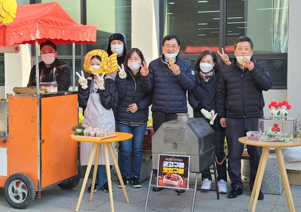 주낙영 경주시장이 지난 21일 공보관실 소속 공무원들이 이웃사랑 실천을 위해 붕어빵과 군고구마를 파는 1일 가게에 들려 이들을 격려하고 있는 모습