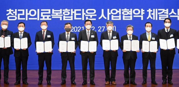 박남춘 인천광역시장이 27일 서구 로봇랜드에서 열린 '청라의료복합타운 사업협약 체결식'을 마치고 기념촬영을 하고 있다. (왼쪽 다섯번째부터 박성호 하나은행 행장, 박남춘 인천시장, 박승일 서울아산병원 원장, 이원재 인천경제자유구역 청장)