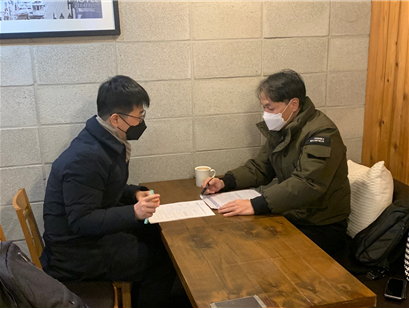 대화를 나누는 안양대학교 스마트시티공학과 김변선 교수와 한국전자통신연구원 유재준 박사