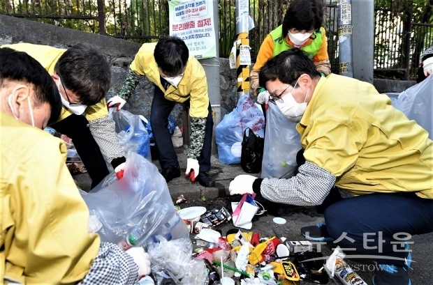 생활폐기물을 줄이기 위해 소각용 쓰레기 샘플링 작업에 참여하고 있는 염태영 수원시장과 공직자들 /수원시<br>