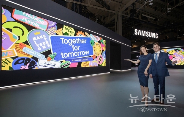 CES 2022가 열리는 미국 라스베이거스 컨벤션 센터의 삼성전자 전시관에서 삼성전자 모델이 16m와 8m에 달하는 2개의 LED 사이니지 월을 이용한 ‘쇼윈도(Show Window)’ 콘셉트의 미디어 월을 선보이고 있다./사진 : 삼성전자