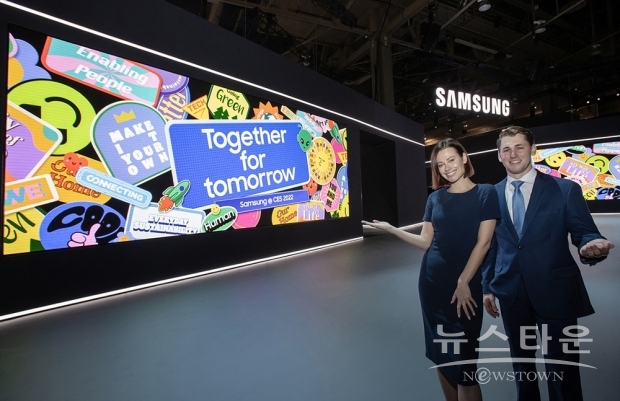 CES 2022가 열리는 미국 라스베이거스 컨벤션 센터의 삼성전자 전시관에서 삼성전자 모델이 16m와 8m에 달하는 2개의 LED 사이니지 월을 이용한 ‘쇼윈도(Show Window)’ 콘셉트의 미디어 월을 선보이고 있다./사진 : 삼성전자