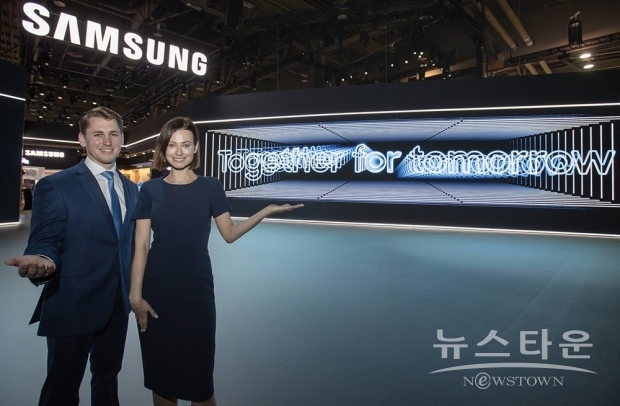 CES 2022가 열리는 미국 라스베이거스 컨벤션 센터의 삼성전자 전시관에서 삼성전자 모델이 16m와 8m에 달하는 2개의 LED 사이니지 월을 이용한 ‘쇼윈도(Show Window)’ 콘셉트의 미디어 월을 선보이고 있다./사진 : 삼성전자